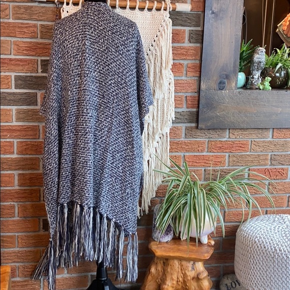 Beautiful Knitted Cardigan - Picture 3 of 3